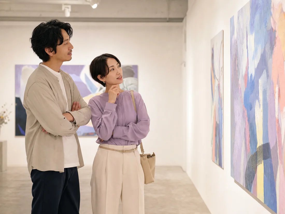 ギャラリーで作品を楽しむ二人